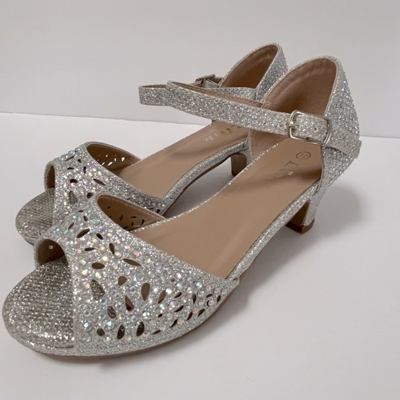 Fantastic 92-K Girl’s Rhinestone Cutout Buckle Ankle Strap Chunk Heels size 12 - Picture 1 of 11